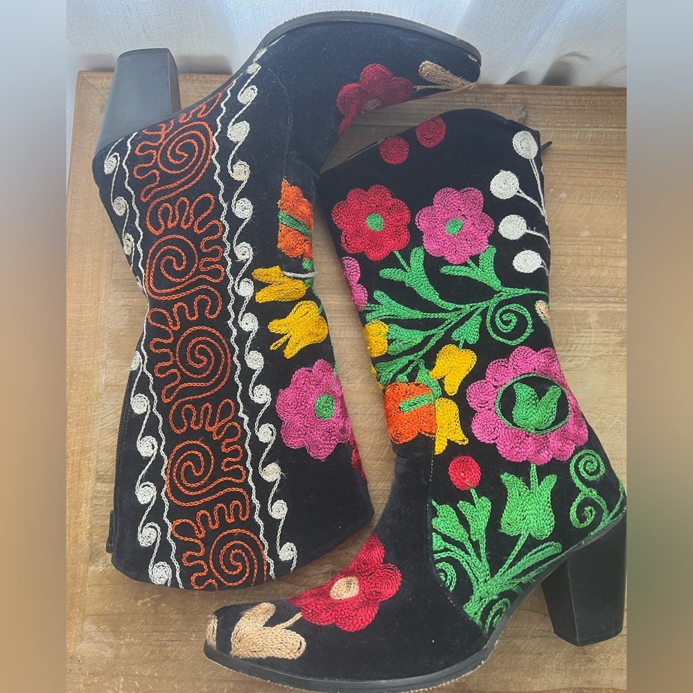 Suzani Embroidered Cowboy Boots In Black Floral Size 39 - Picture 2 of 10